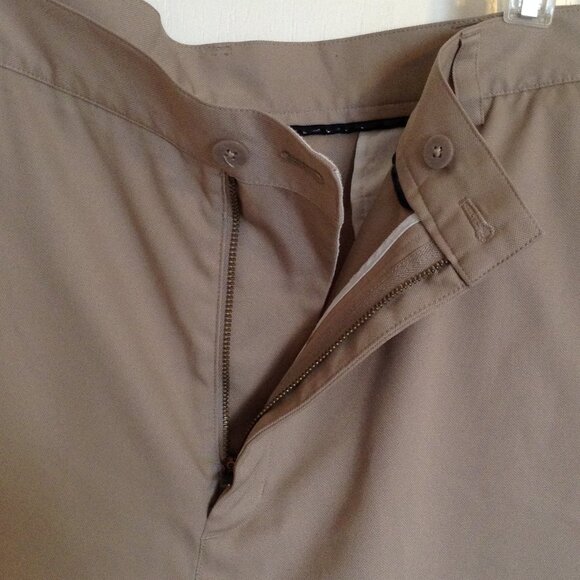 Nike Dri-Fit Men's Golf Bermuda Shorts Size 40 Golfing Beige Khaki Flat Front - Picture 3 of 9